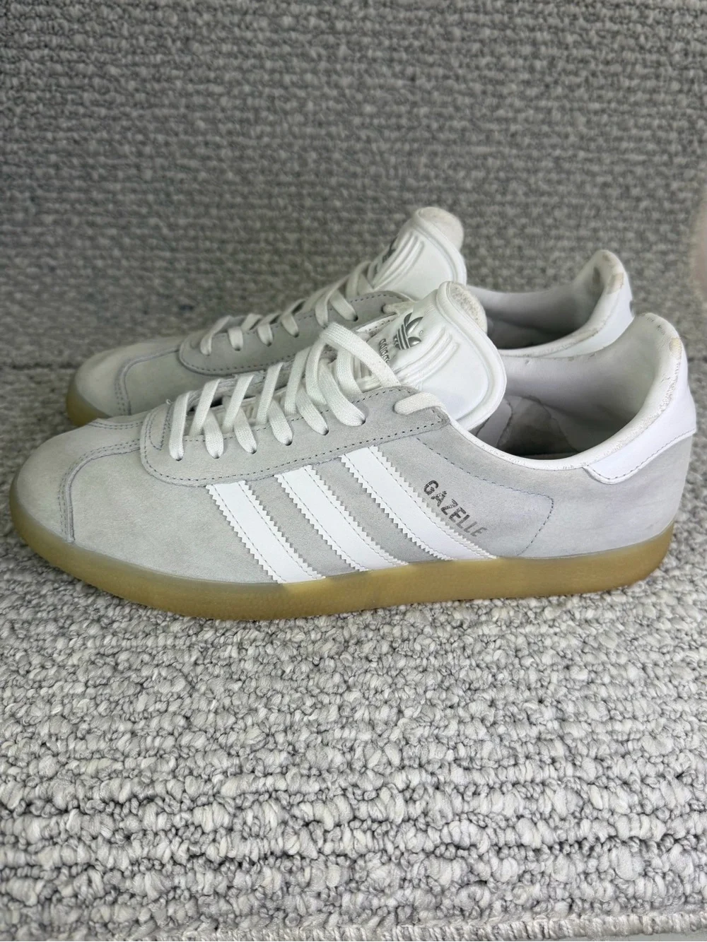 adidas Gazelle Suede Sneakers in Light Gray & White with Gum Sole Women’s Size 9 - Picture 2 of 13